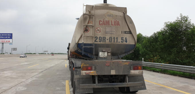 Xe bồn chở xăng bị cảnh sát lập biên bản tạm giữ.