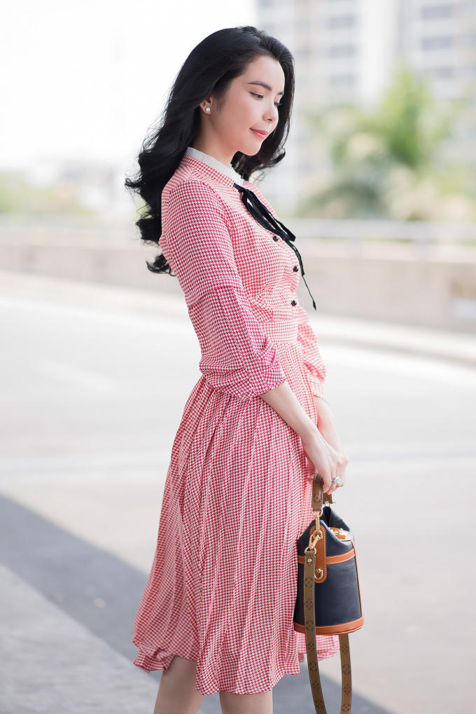 Huỳnh Vy tiếp tục "đốn tim" mọi người khi xuất hiện tại sân bay Tân Sơn Nhất.