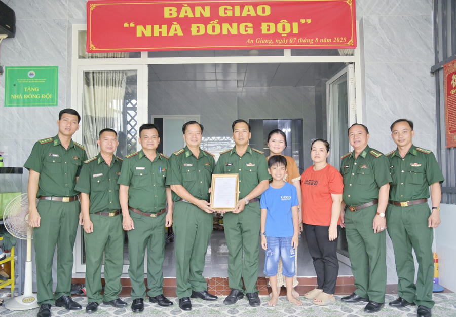 Đại tá Lê Hoàng Việt bàn giao nhà cho Thiếu tá QNCN Trần Văn Tâm.