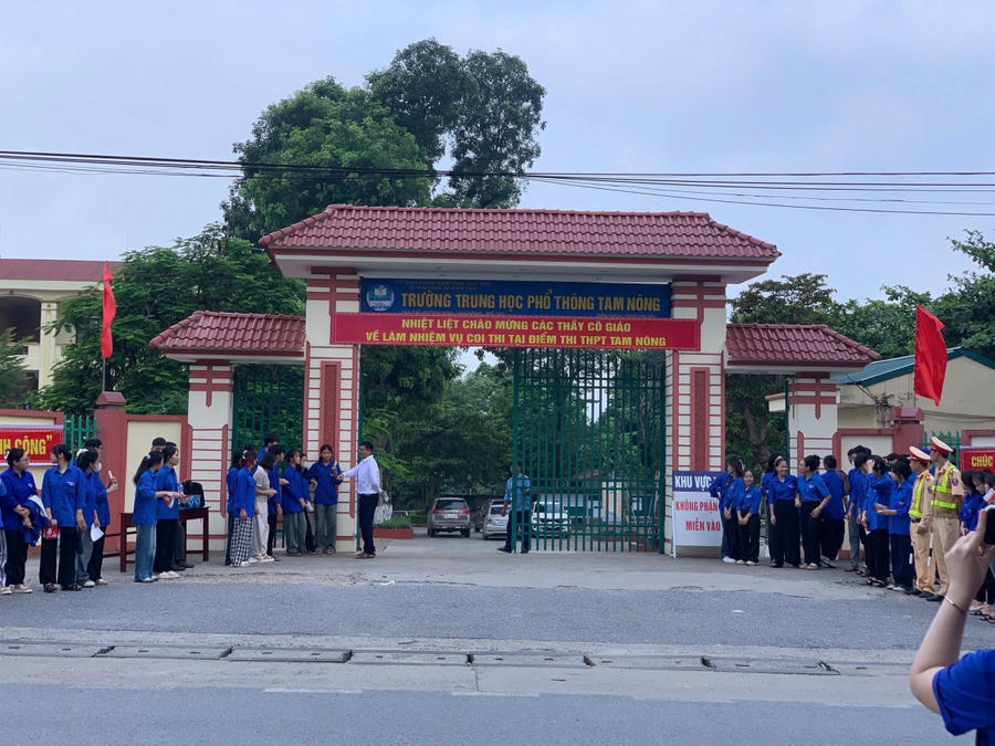 Từ mờ sáng, phụ huynh và học sinh huyện Lâm Thao đã có mặt điểm thi
