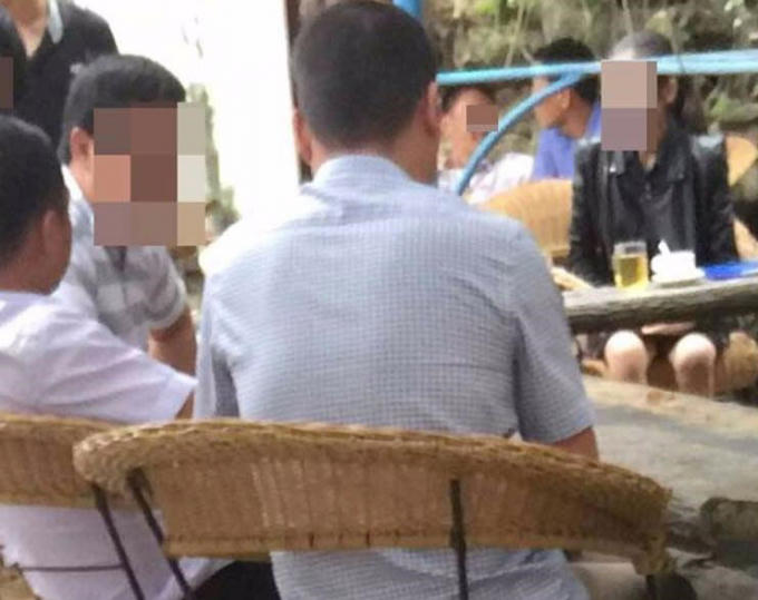 NMC (người đàn ông bị che mặt) đang trao đổi với các CSGT tại cà phê Uyên Phương (Ban Mê Thuột) ngày 23/8