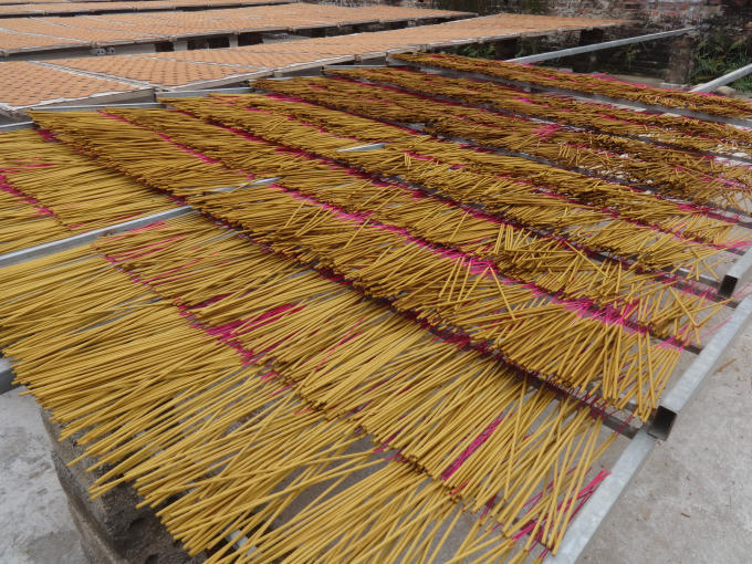 Nén hương làm xong được đem phơi trên giàn, nắng gió sẽ làm hương khô, màu sắc đẹp mà giữ nguyên mùi thơm. Trời nắng thì phơi một ngày, trời râm thì hai, ba ngày. Họ tránh đưa hương qua lửa vì như thế hương sẽ bị mất mùi, giảm chất lượng.