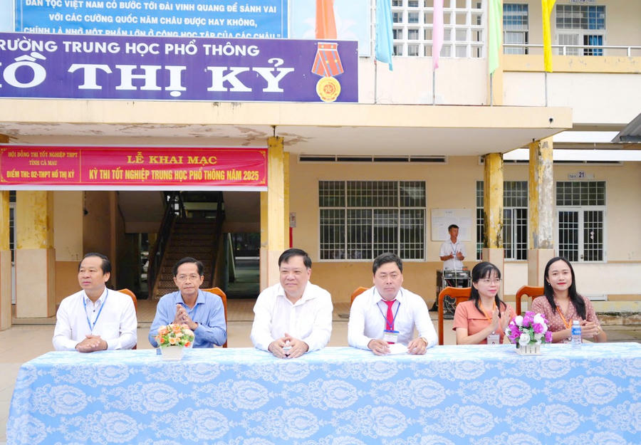 Ông Phạm Thành Ngại - Phó Bí thư Tỉnh ủy, Chủ tịch UBND tỉnh Cà Mau (thứ 3 từ trái sang) và lãnh đạo Sở, ngành tỉnh dự lễ khai mạc kỳ thi tốt nghiệp THPT năm 2025 tại điểm thi số 2 - Trường THPT Hồ Thị Kỷ (Phường 2, TP. Cà Mau).