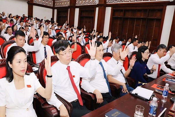 Các đại biểu biểu quyết thông qua các Nghị quyết của Kỳ họp.