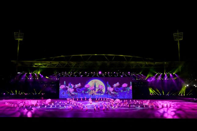 Nghệ sĩ Linh Nga và 121 diễn viên kết nối tạo thành các vòng tròn tượng trưng cho biểu tượng của Liên đoàn Thể thao Đông Nam Á.