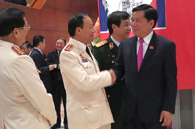 Bộ trưởng Bộ GTVT Đinh La Thăng trao đổi với các đại biểu bên hành lang Đại hội chiều 26/1.