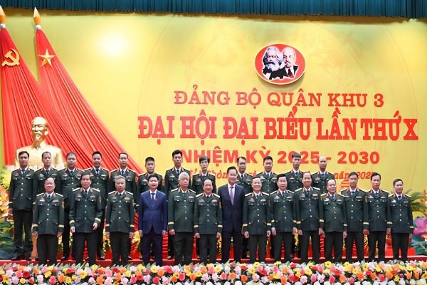 Các đại biểu chúc mừng Ban Chấp hành Đảng bộ Quân khu 3 nhiệm kỳ 2025-2030.