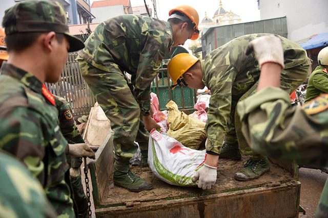 Nhiều cột điện gãy đổ sau vụ nổ. Trong cả ngày 4/1, thợ điện hối hả khôi phục để sớm cấp điện trở lại cho người dân.