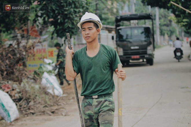 Tất cả mọi người chung tay dọn vệ sinh.