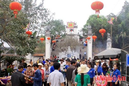 Du khách thập phương dâng hương tại đền. Ảnh: Thanh Hải