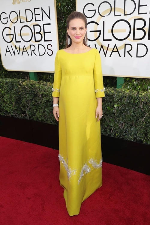 Natalie Portman tỏa sáng với váy của Prada.