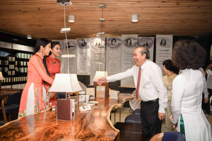 Hoa hậu, Á hậu đón Phó Thủ tướng thường trực Trương Hòa Bình tại Bảo tàng thế giới cà phê