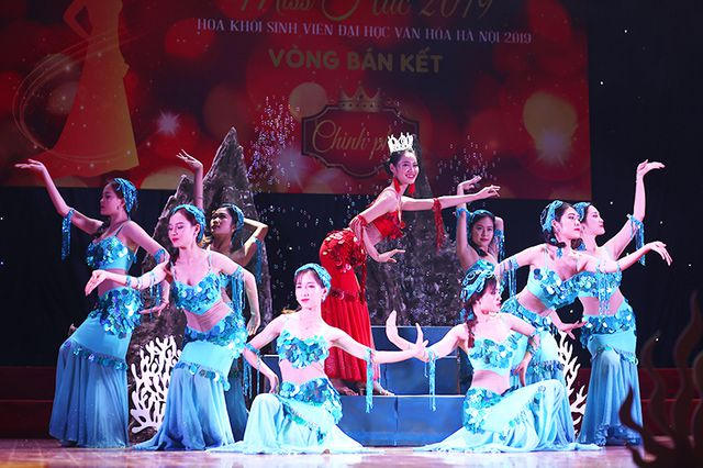 Ngô Thị Vân cùng các bạn diễn biến hóa sân khấu thành khung cảnh lâu đài dưới đáy biển lung linh.