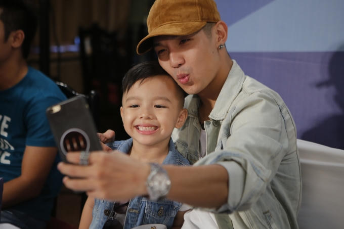 Cường Seven "nhí nhảnh" bên các thí sinh nhí.