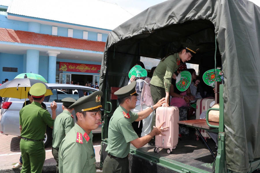 142 em học sinh đến từ các xã đảo Hòn Tre, Lại Sơn và An Sơn (huyện Kiên Hải) được CBCS Công an tỉnh Kiên Giang hỗ trợ