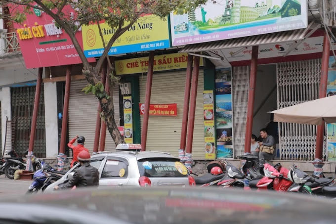 Việc sửa chữa gồm sửa chữa mái nhà, cải tạo nền nhà, bể ngầm, khu vệ sinh, quét vôi và sơn lại...