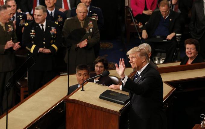 Trong bài phát biểu của mình, Tổng thống Donald Trump cũng nhắc lại quyết định rút nước Mỹ khỏi Hiệp định Đối tác xuyên Thái Bình Dương (TPP) và yêu cầu nhanh chóng xây dựng một bức tường dọc biên giới Mỹ - Mexico nhằm đối phó với tình trạng nhập cư bất hợp pháp.