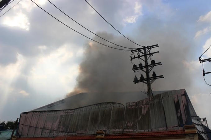 Đến 16h, đám cháy đã được khống chế
