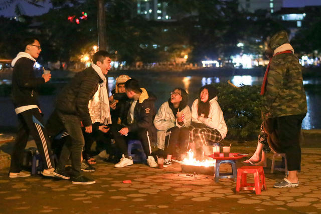 Nh&oacute;m bạn trẻ qu&acirc;y quần vui vẻ b&ecirc;n đống lửa nhỏ.