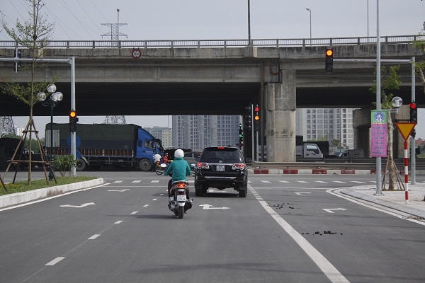 Điểm đầu giao cắt với đường gom vành đai 3, điểm cuối giao với đường vào khu Đồng Tàu.