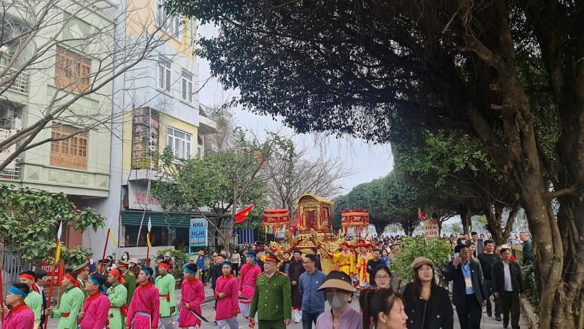 Lễ hội thu hút đông đảo người dân và du khách thập phương.