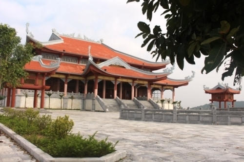 Toàn cảnh đền thờ bà mẹ Việt Nam anh hùng đang trong thời gian bảo hành đã xuống cấp.