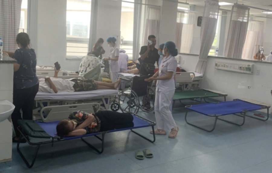 Nhiều người nôn ói nhập viện sau khi ăn bánh mì.