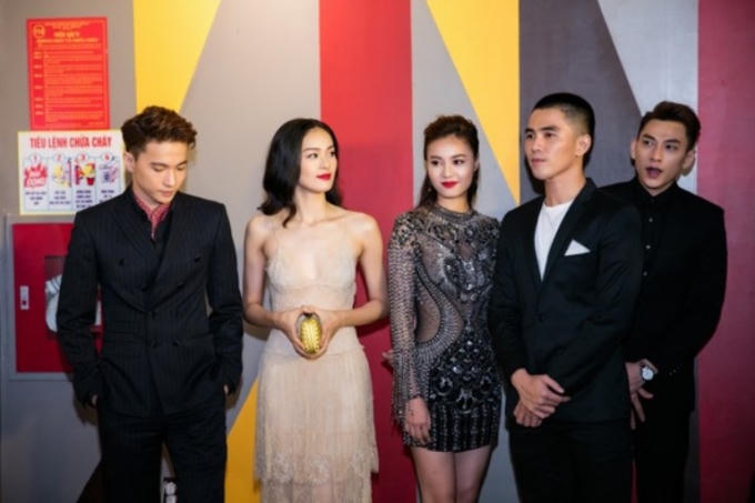 Tuy nhiên,do thời tiết mưa bão nên cả đoàn làm phim đã đến muộn so với dự kiến.