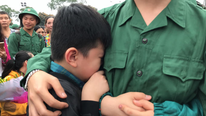 ôm chặt lấy nhau...