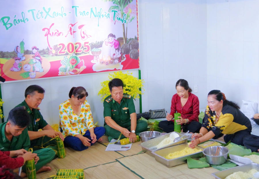 Cán bộ, chiến sĩ Đồn Biên phòng Tân Tiến phối hợp với Hội Phụ nữ xã Tân Tiến (huyện Đầm Dơi) gói bánh tét tặng cho người nghèo trên địa bàn.