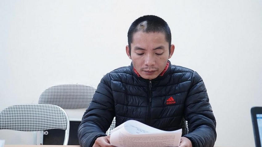 Hoàng Văn Trường (đối tượng cuối cùng ra đầu thú) tại cơ quan công an. (Ảnh: Công an Bắc Kạn)