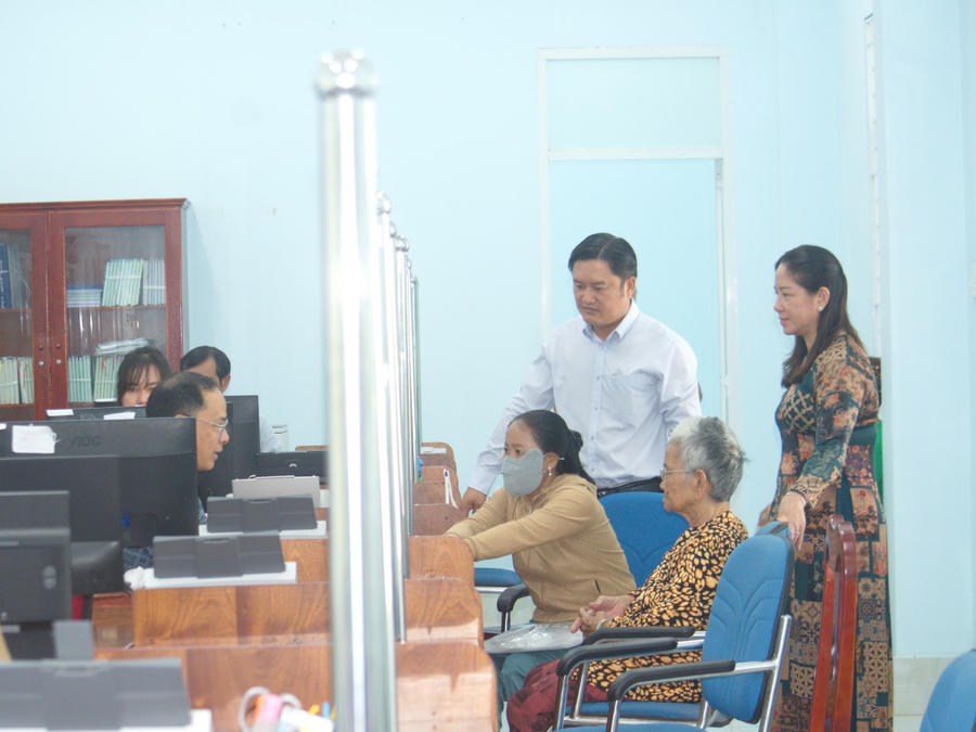 Bà Lê Kim Thúy - Bí thư Đảng ủy xã Vĩnh Mỹ cùng ông Trần Minh Thới - Chủ tịch UBND xã đã trực tiếp có mặt tại Trung tâm hành chính công xã để hướng dẫn, hỗ trợ người dân.
