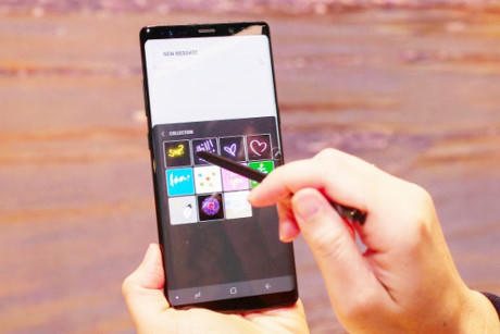 Samsung đã cải tiến hai tính năng S-Pen trên Note 8, bao gồm Screen Off Memo và sử dụng để dịch thuật. Với tính năng Screen Off Memos người dùng có thể ghi chú, phác thảo, viết … trên màn hình khóa (tối đa 100 trang) ngay cả khi bút S Pen rút khỏi điện thoại. Bên cạnh đó người dùng chỉ cần lướt con trỏ của bút vào văn bản để dịch các câu hoàn chỉnh từ nhiều ngôn ngữ.