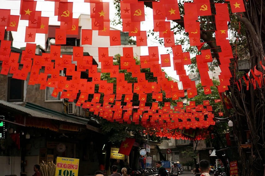 Không khí mừng Quốc khánh 2/9 lan tỏa khắp phố phường Hà Nội