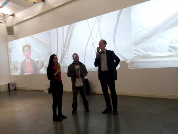 Tác giả Ưu Đàm cùng với viện trưởng Viện Goethe phát biểu giới thiệu về triển lãm.