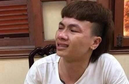 Ngô Bá Khá bật khóc tại cơ quan công an