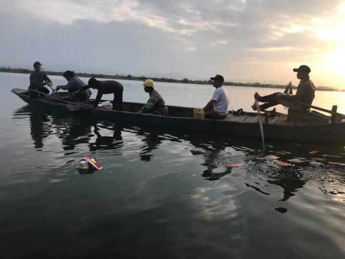 Lực lượng cứu hộ nỗ lực tìm kiếm thi thể học sinh xấu số.