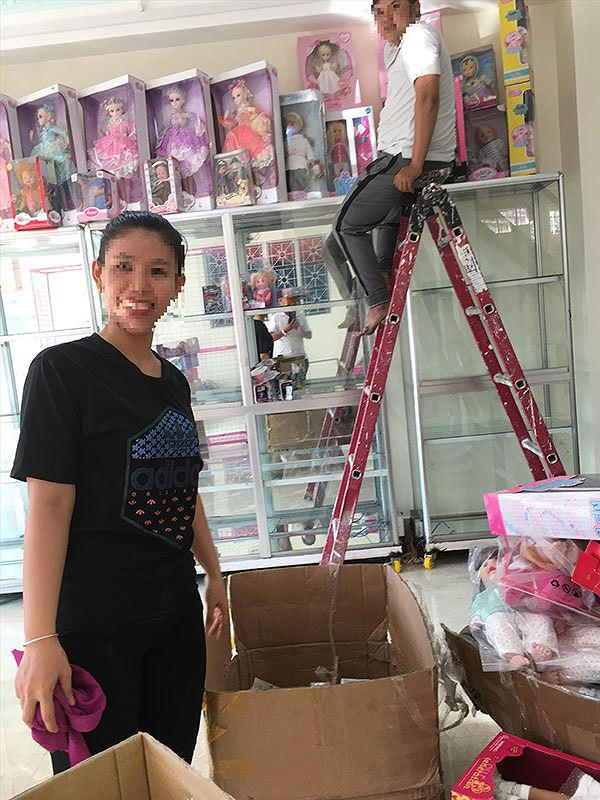 Cửa hàng đồ chơi bán kèm cả búp bê Kumathong - Lukthep. Ảnh: Mạnh Thắng
