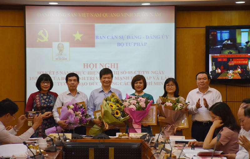 Tặng Giấy khen cho 5 cá nhân có thành tích tiêu biểu, xuất sắc trong 5 năm thực hiện Chỉ thị 05-CTTW 
