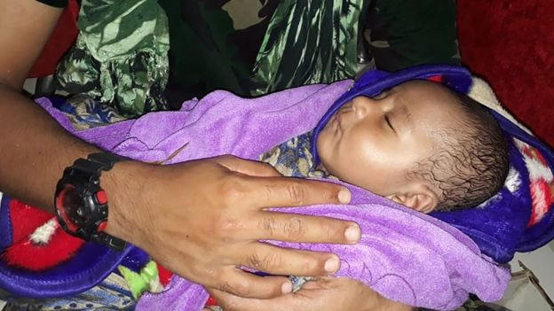 Hình ảnh em bé năm tháng tuổi được may mắn cứu sống. Nguồn: AFP.