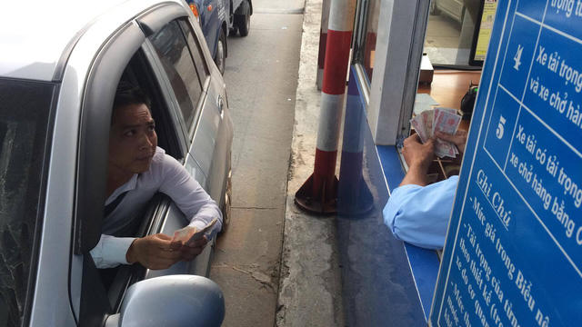 Tài xế trả tiền lẻ trên quốc lộ 5 để gây khó khăn cho nhân viên thu phí và gây ùn tắc giao thông (ảnh: Trần Thanh)