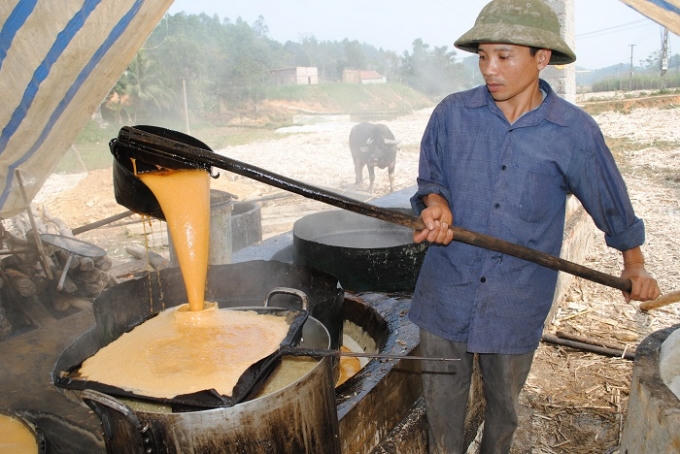 Mật mía nấu cô đặc đến màu vàng sóng sánh vừa đủ (ảnh Duy Ngợi)