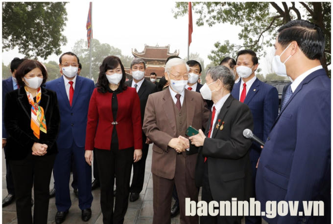 Tổng Bí thư Nguyễn Phú Trọng trò chuyện với Nhà giáo nhân dân Nguyễn Đức Thìn. (Ảnh: bacninh.gov.vn)