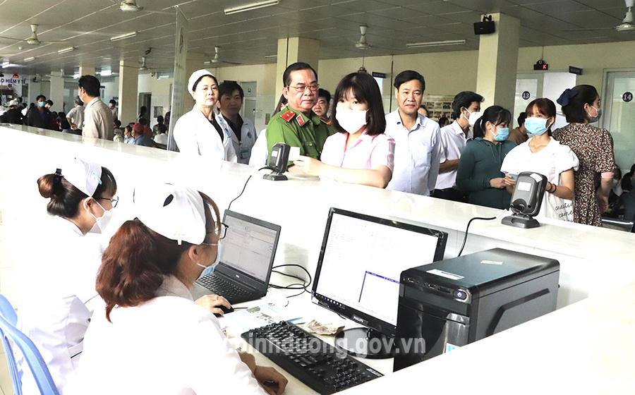 Mô hình điểm khám, chữa bệnh sử dụng thẻ CCCD gắn chip thay thế thẻ BHYT tại Bệnh viện Đa khoa Bình Dương (Ảnh: Báo Bình Dương)