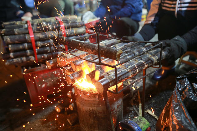 Người d&acirc;n đốt lửa sưởi ấm đ&ecirc;m đ&ocirc;ng H&agrave; Nội