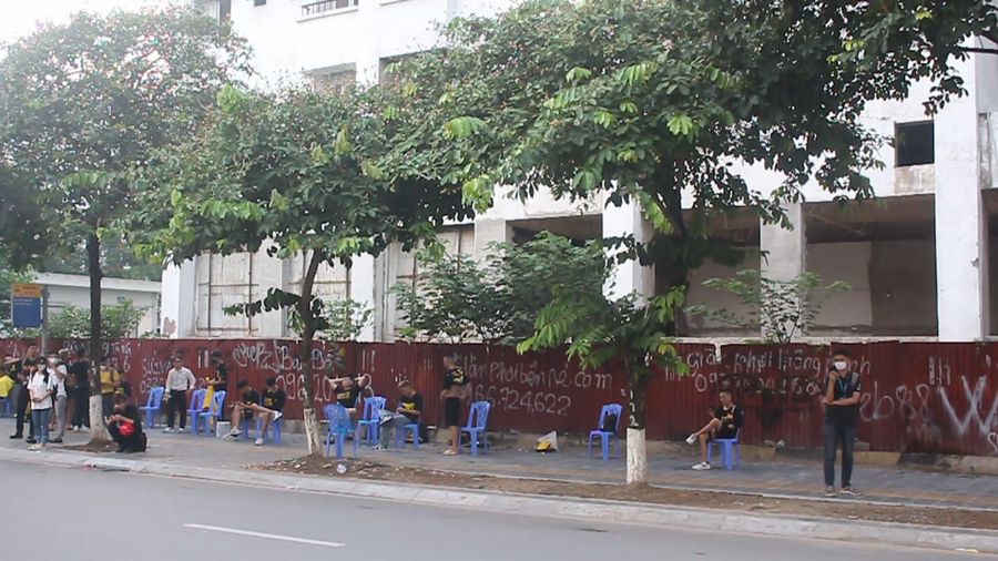 Bên ngoài dự án vẫn đang quây tôn kín.