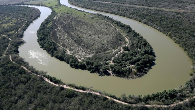 Dòng sông Rio Grande chạy dọc một phần biên giới Mỹ - Mexico, gần McAllen, Texas.