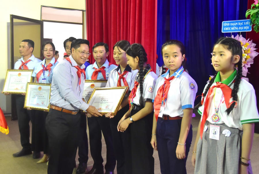 Ông Bùi Tấn Bảy - Ủy viên BTV Tỉnh uỷ, Phó Chủ tịch HĐND tỉnh, trao Bằng khen UBND tỉnh cho các cá nhân xuất sắc có thành tích xuất sắc trong công tác Đội và phong trào thiếu nhi tỉnh Bạc Liêu.