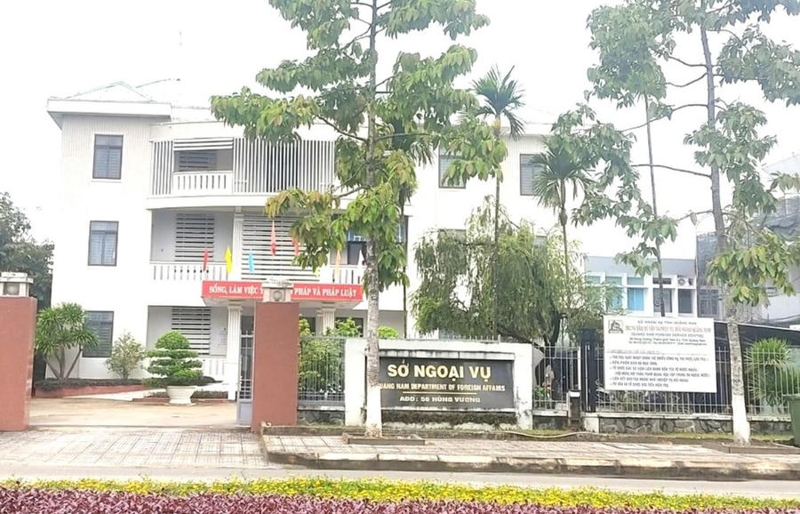Giám đốc Sở Ngoại vụ Quảng Nam Lê Ngọc Tường bị cách chức.