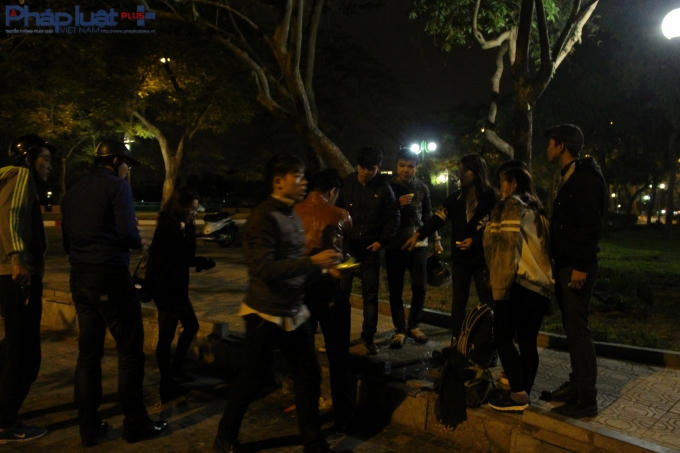 C&aacute;c bạn trẻ đi hỏi thăm, lấy nước sạch rửa vết thương cho những người ng&atilde; xe. (Ảnh: Đức Bi&ecirc;n)